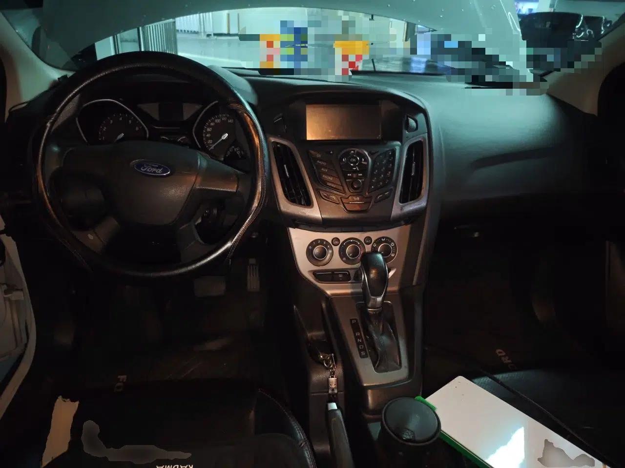 Ford Focus 2012 Hatchback 1.6L Automatic Comfort Model — миниатюра 9