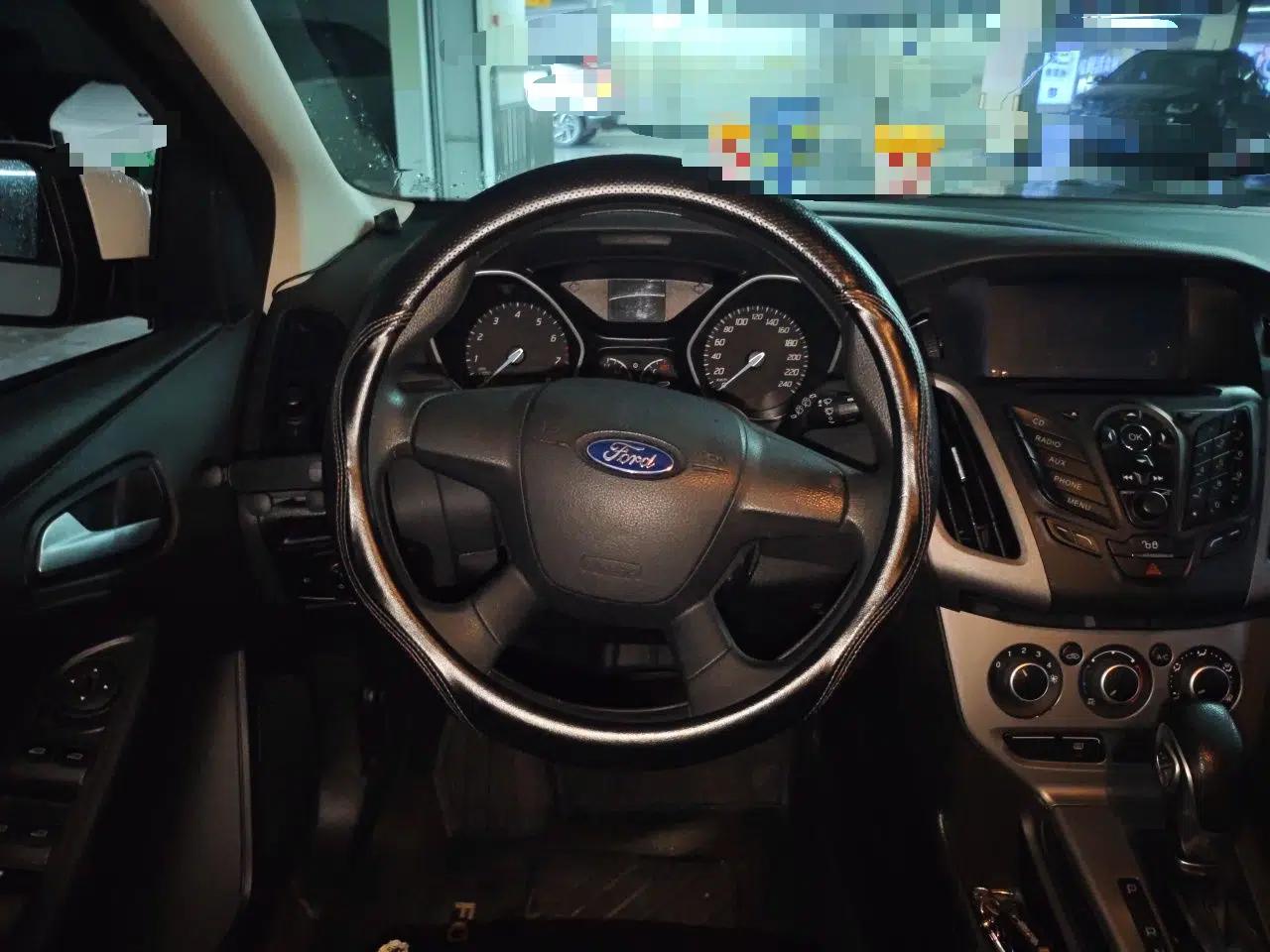 Ford Focus 2012 Hatchback 1.6L Automatic Comfort Model — миниатюра 10