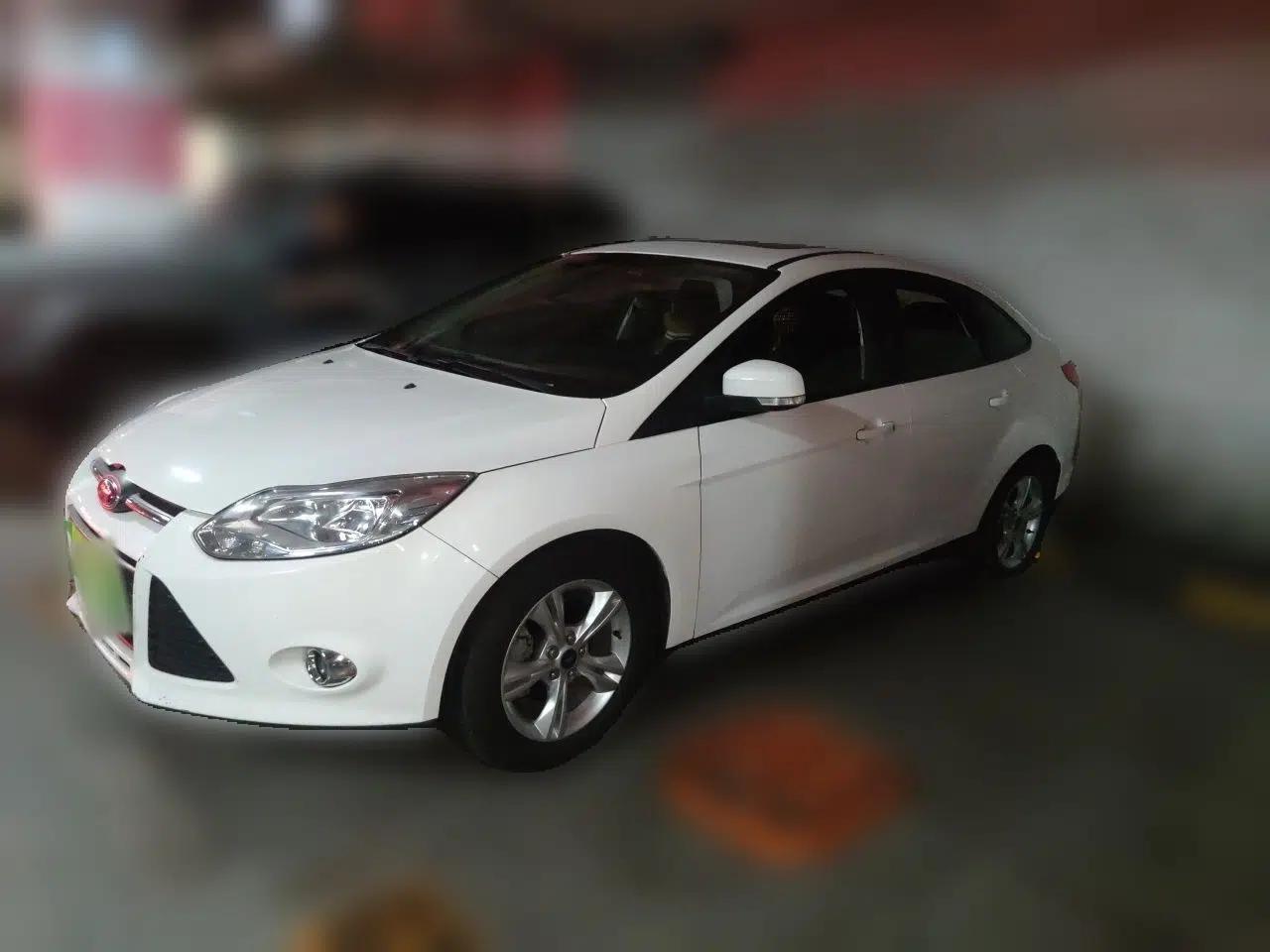 Ford Focus 2012 Sedan 1.6L Automatic Fashion Edition — миниатюра 1