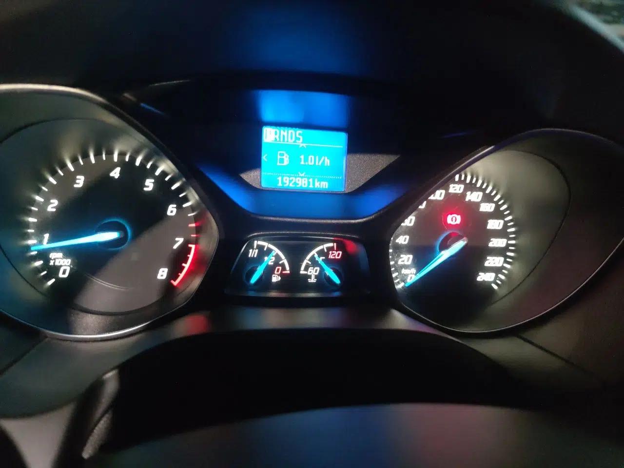 Ford Focus 2012 Sedan 1.6L Automatic Fashion Edition — миниатюра 11