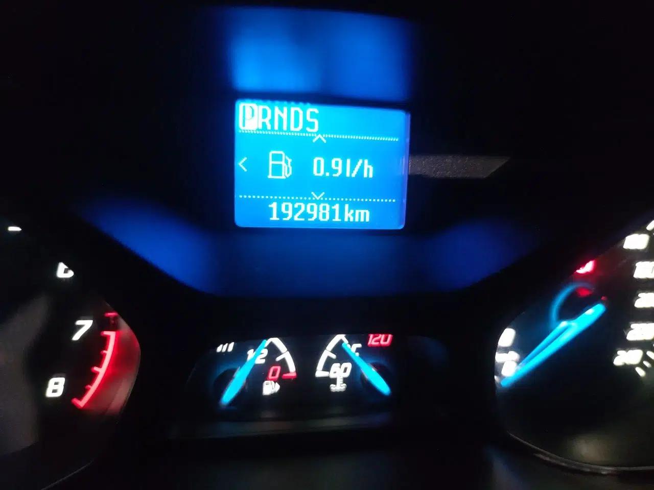 Ford Focus 2012 Sedan 1.6L Automatic Fashion Edition — миниатюра 12