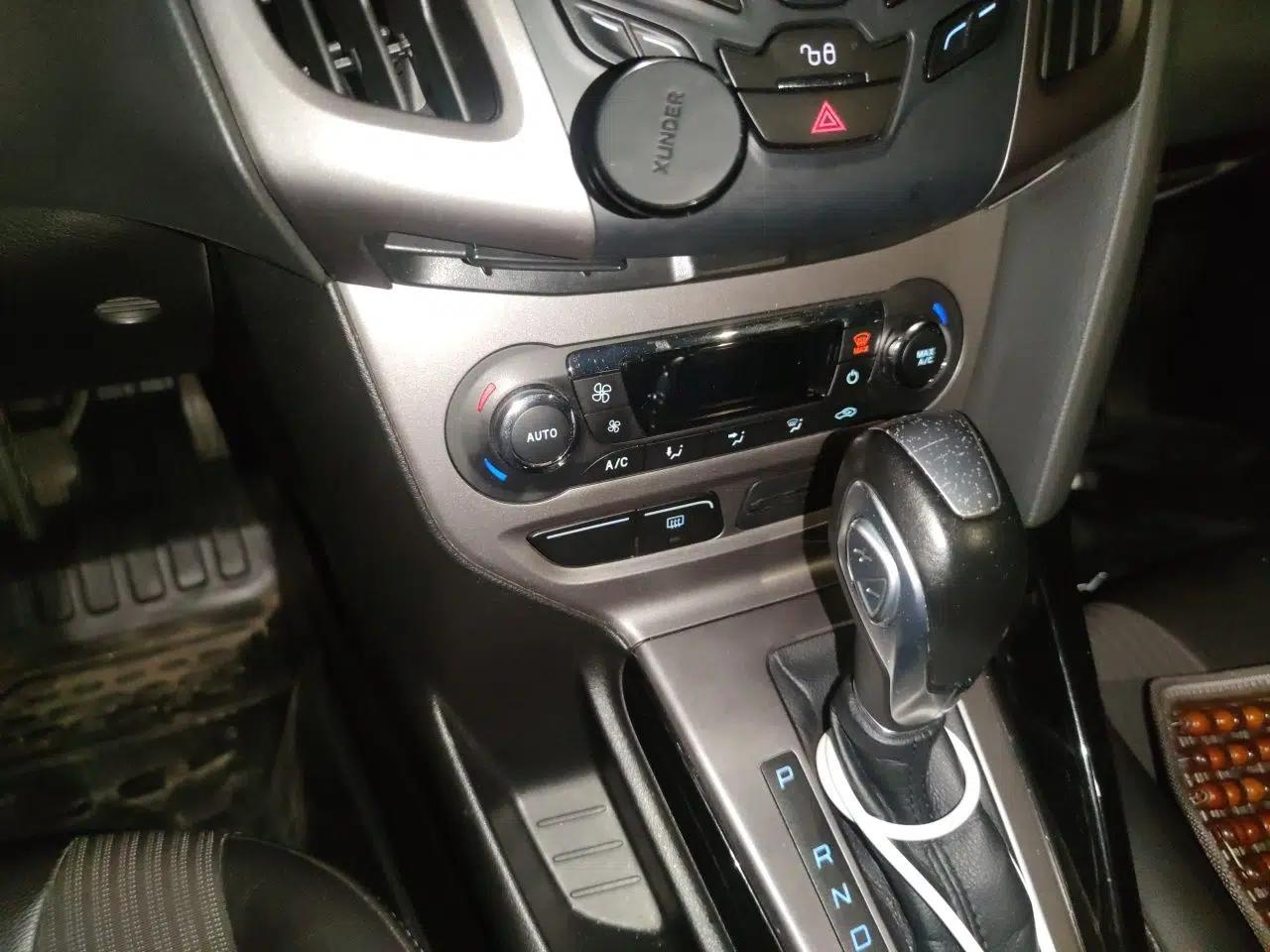 Ford Focus 2012 Sedan 1.6L Automatic Fashion Edition — миниатюра 13