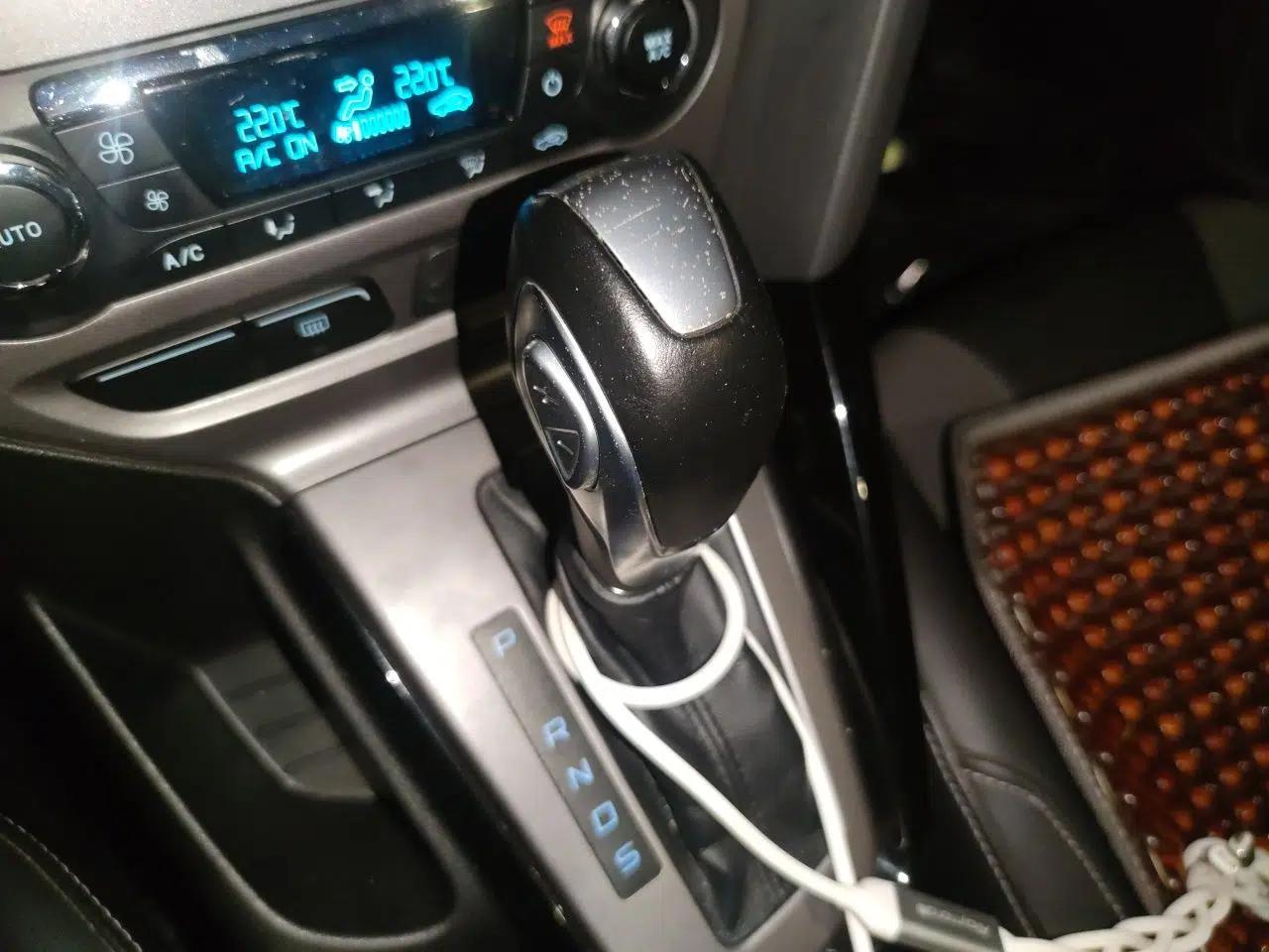 Ford Focus 2012 Sedan 1.6L Automatic Fashion Edition — миниатюра 14