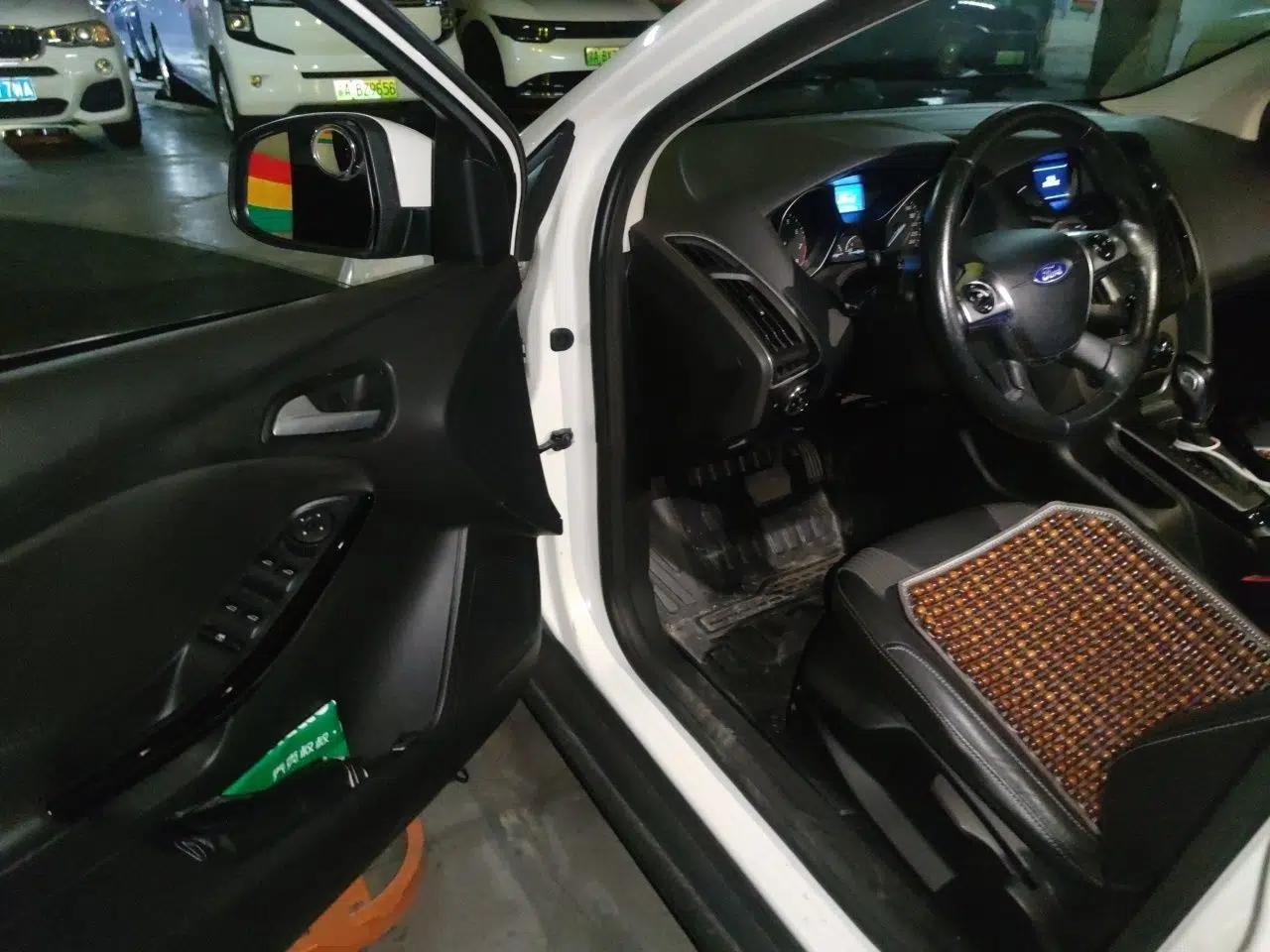 Ford Focus 2012 Sedan 1.6L Automatic Fashion Edition — миниатюра 16