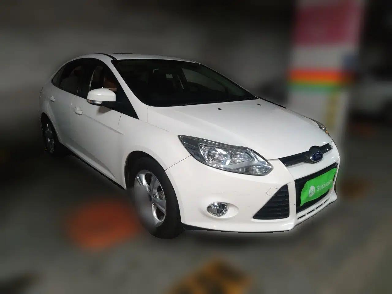 Ford Focus 2012 Sedan 1.6L Automatic Fashion Edition — миниатюра 3