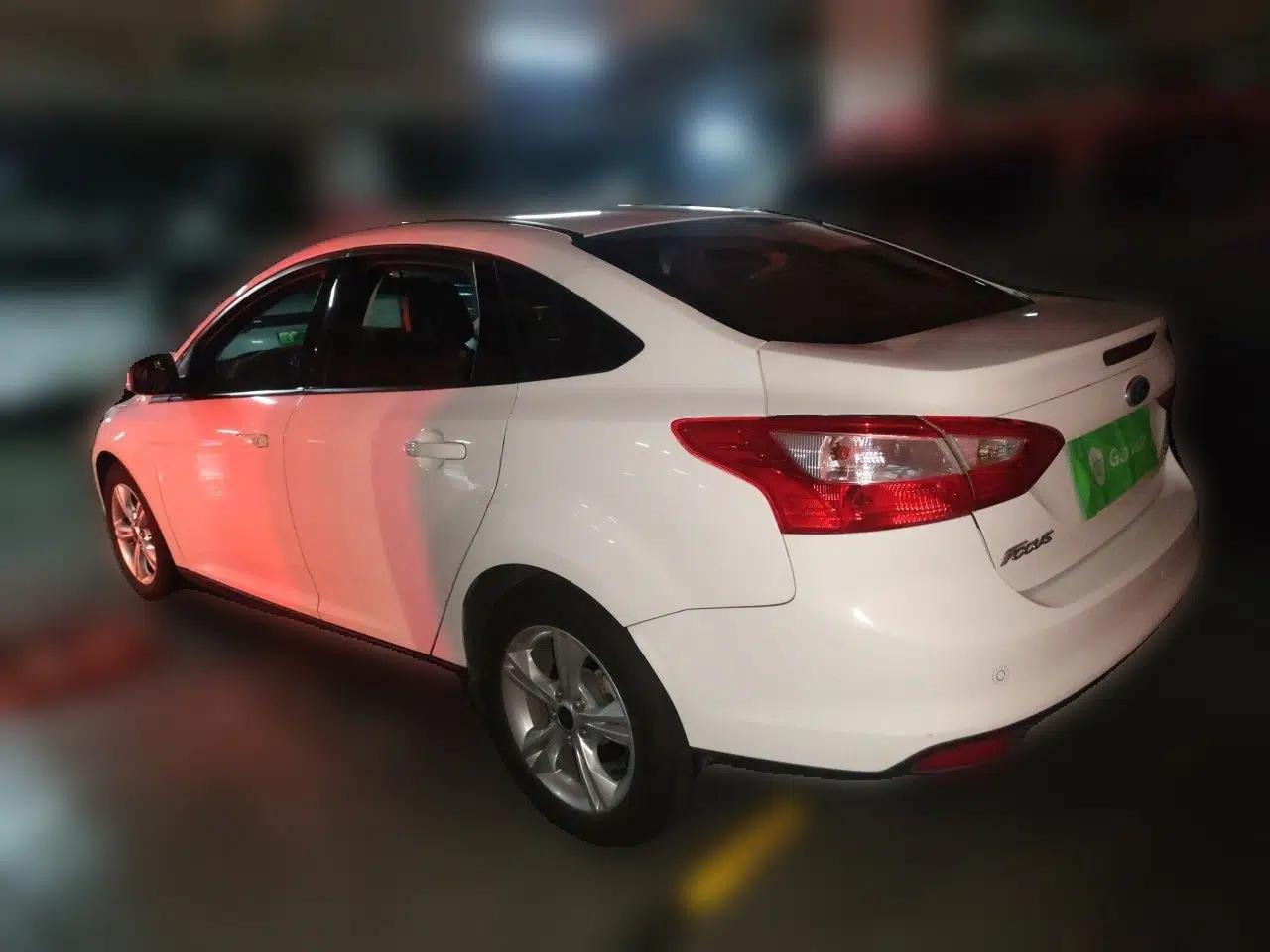 Ford Focus 2012 Sedan 1.6L Automatic Fashion Edition — миниатюра 4