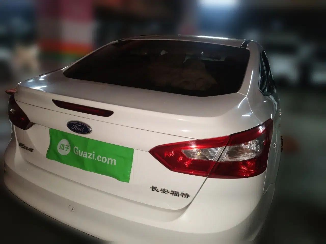 Ford Focus 2012 Sedan 1.6L Automatic Fashion Edition — миниатюра 5