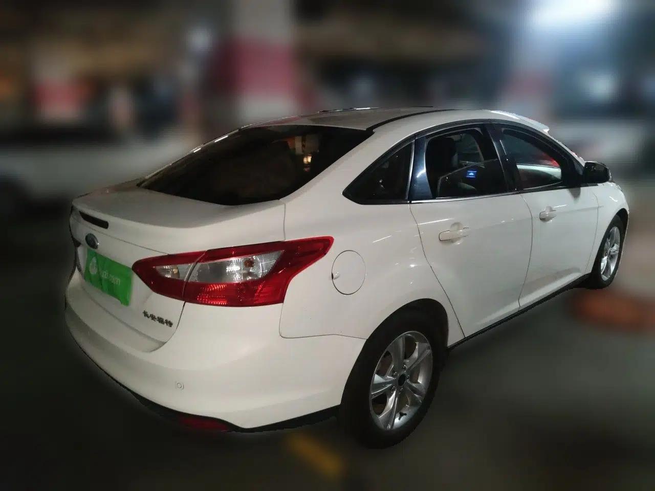 Ford Focus 2012 Sedan 1.6L Automatic Fashion Edition — миниатюра 6