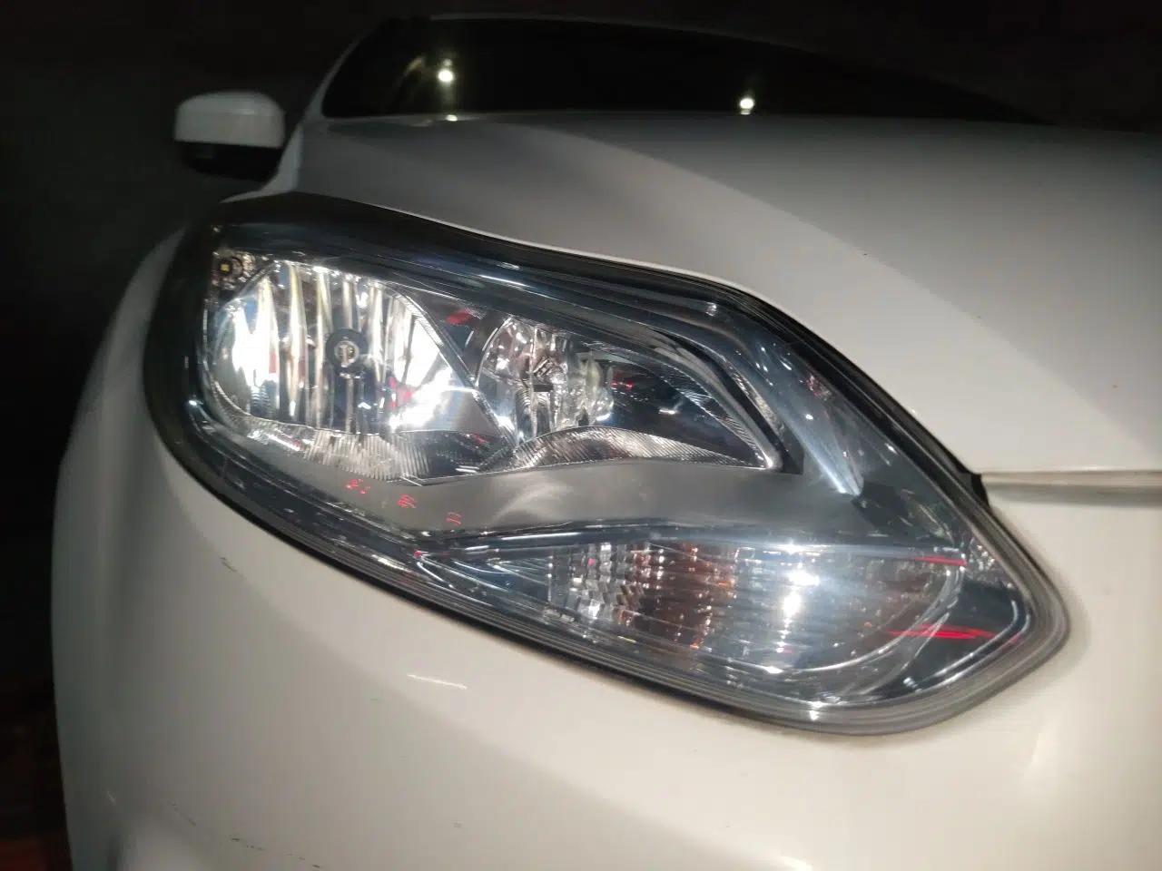 Ford Focus 2012 Sedan 1.6L Automatic Fashion Edition — миниатюра 7
