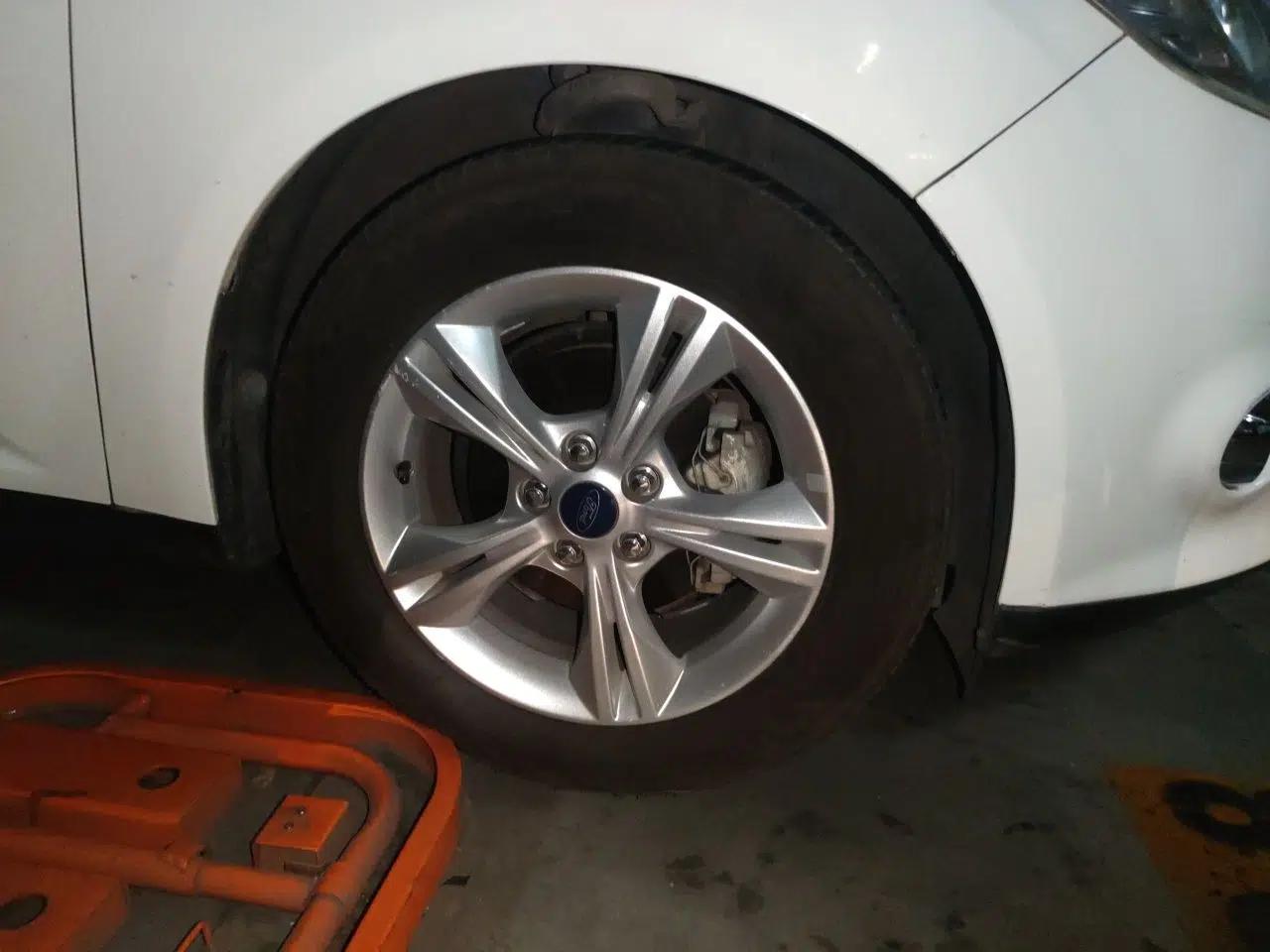 Ford Focus 2012 Sedan 1.6L Automatic Fashion Edition — миниатюра 8