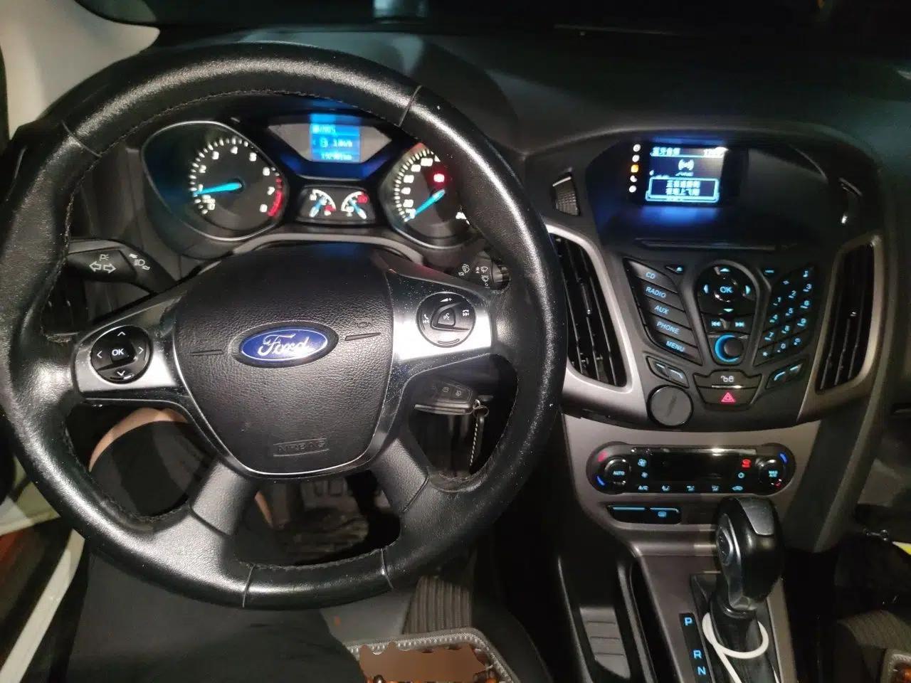 Ford Focus 2012 Sedan 1.6L Automatic Fashion Edition — миниатюра 9