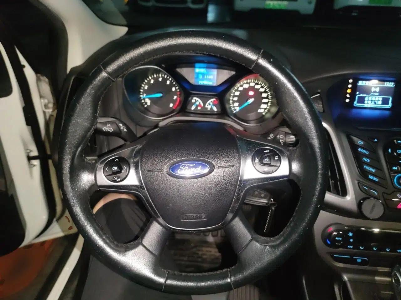 Ford Focus 2012 Sedan 1.6L Automatic Fashion Edition — миниатюра 10