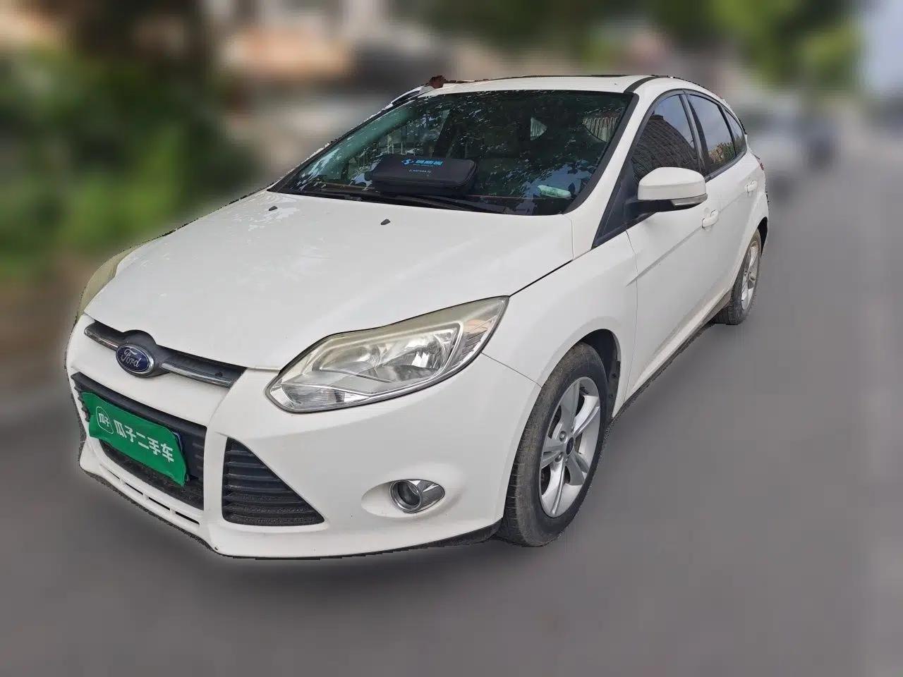 Ford Focus 2012 Hatchback 1.6L Manual Fashion Edition — миниатюра 1