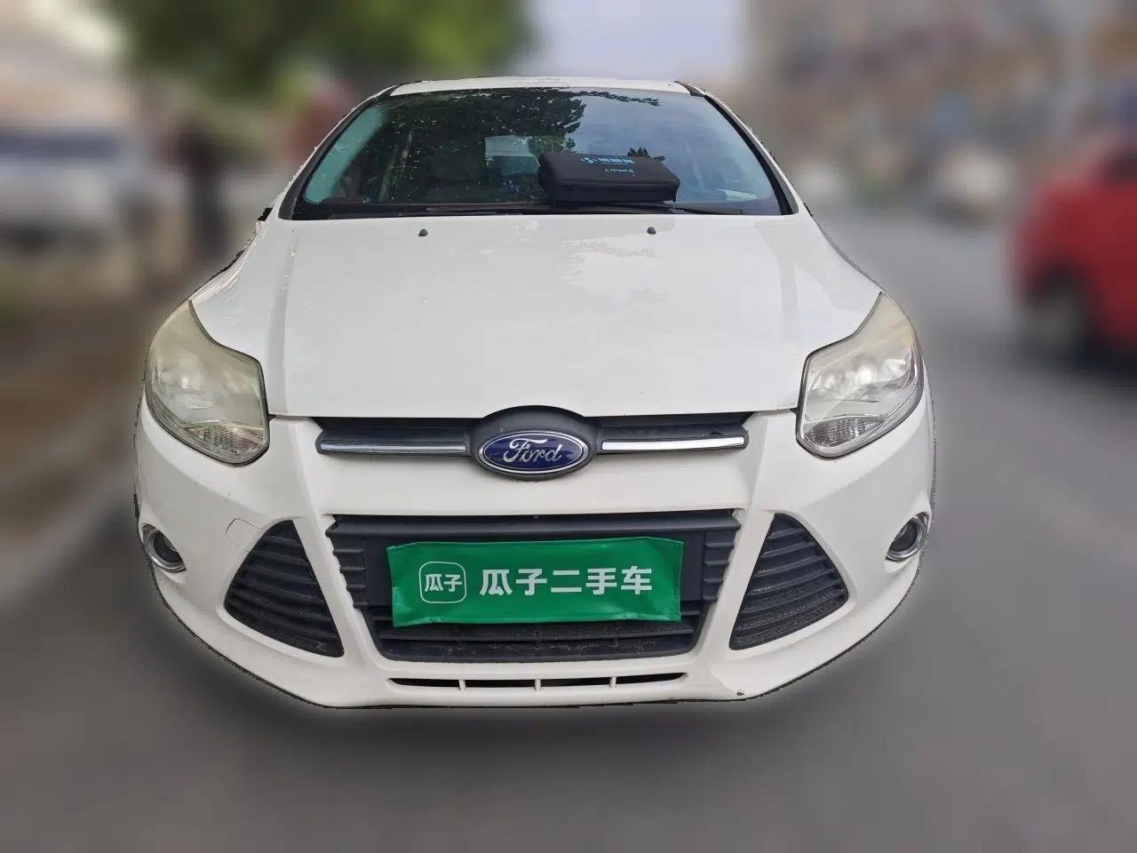 Ford Focus 2012 Hatchback 1.6L Manual Fashion Edition — миниатюра 2
