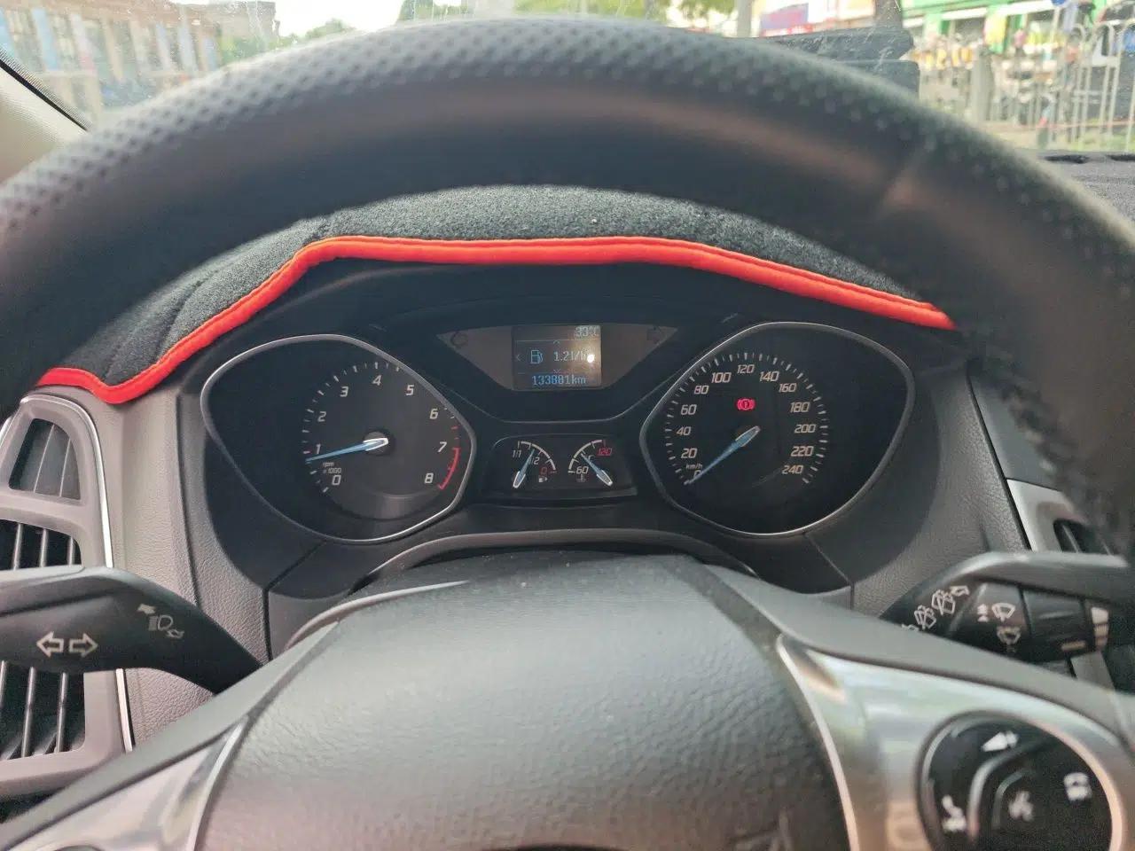 Ford Focus 2012 Hatchback 1.6L Manual Fashion Edition — миниатюра 11