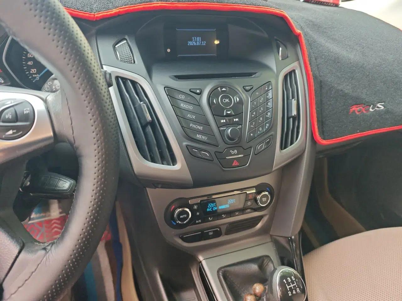 Ford Focus 2012 Hatchback 1.6L Manual Fashion Edition — миниатюра 13