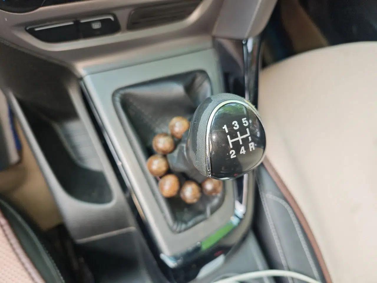Ford Focus 2012 Hatchback 1.6L Manual Fashion Edition — миниатюра 14