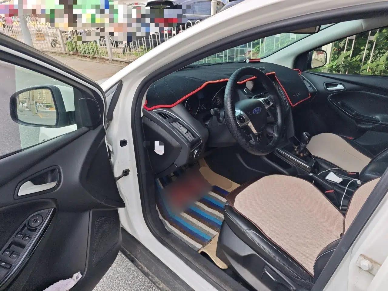 Ford Focus 2012 Hatchback 1.6L Manual Fashion Edition — миниатюра 16