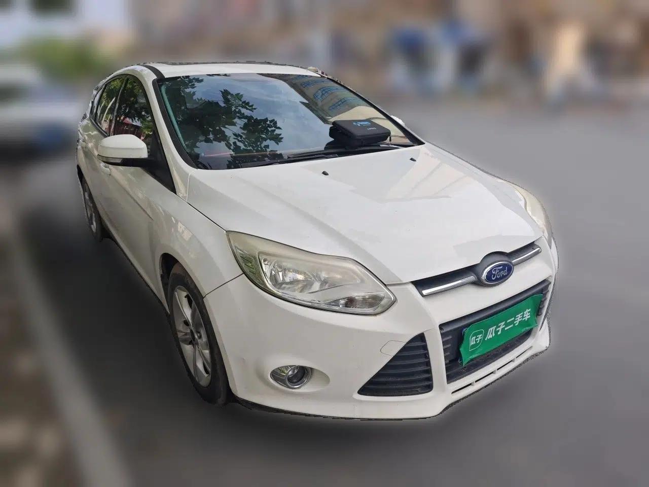 Ford Focus 2012 Hatchback 1.6L Manual Fashion Edition — миниатюра 3