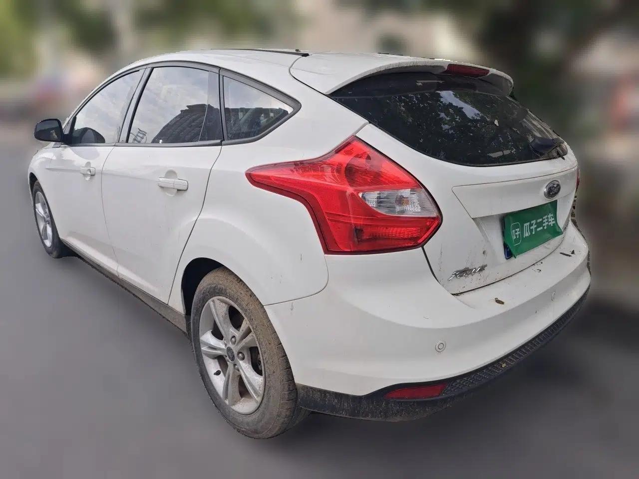 Ford Focus 2012 Hatchback 1.6L Manual Fashion Edition — миниатюра 4