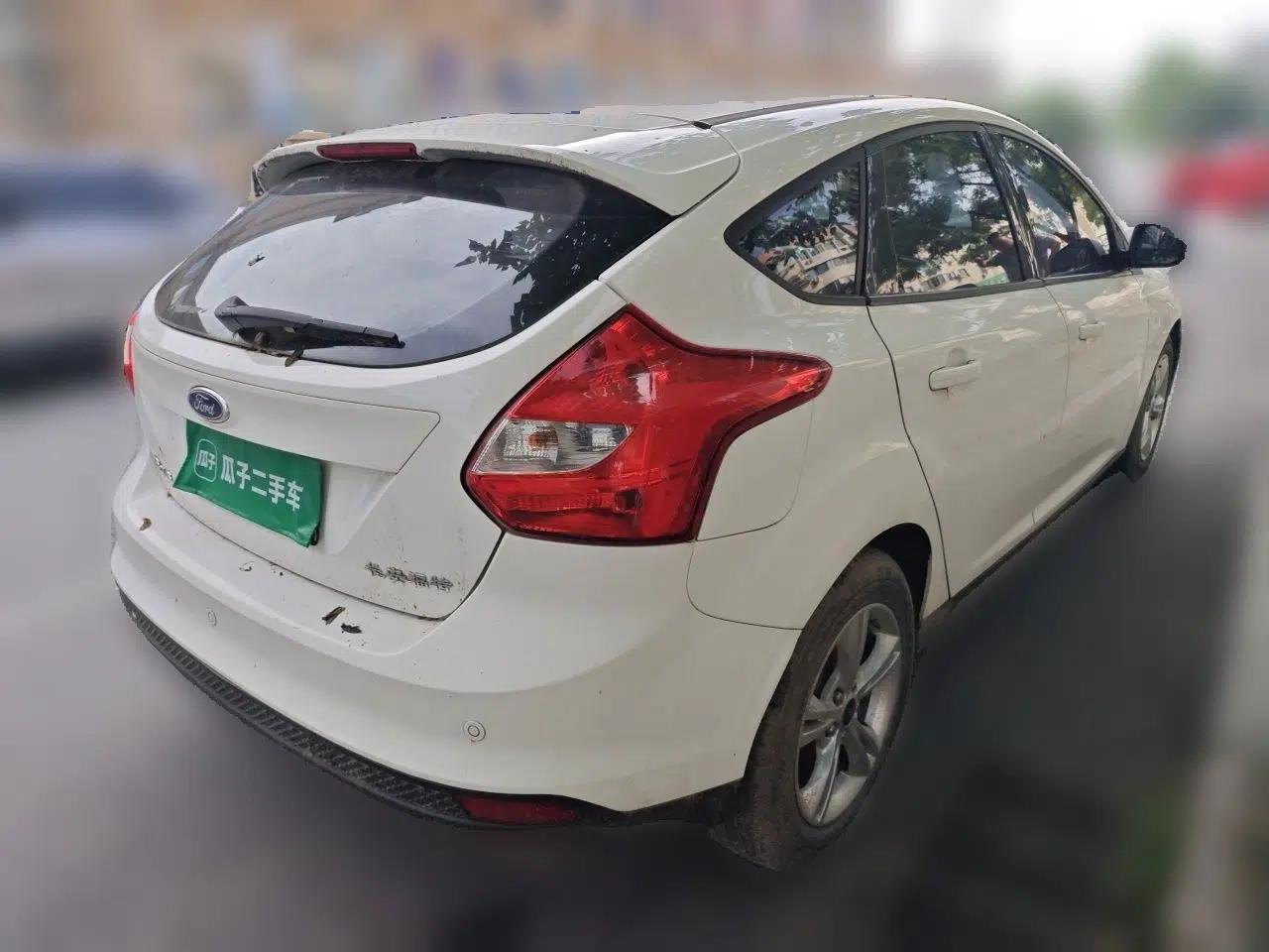 Ford Focus 2012 Hatchback 1.6L Manual Fashion Edition — миниатюра 6