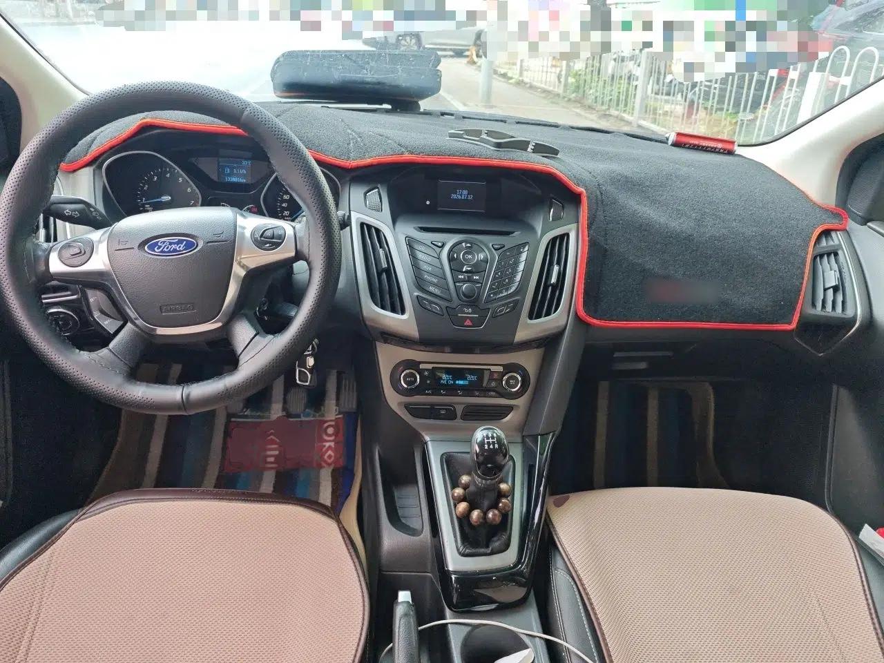 Ford Focus 2012 Hatchback 1.6L Manual Fashion Edition — миниатюра 9
