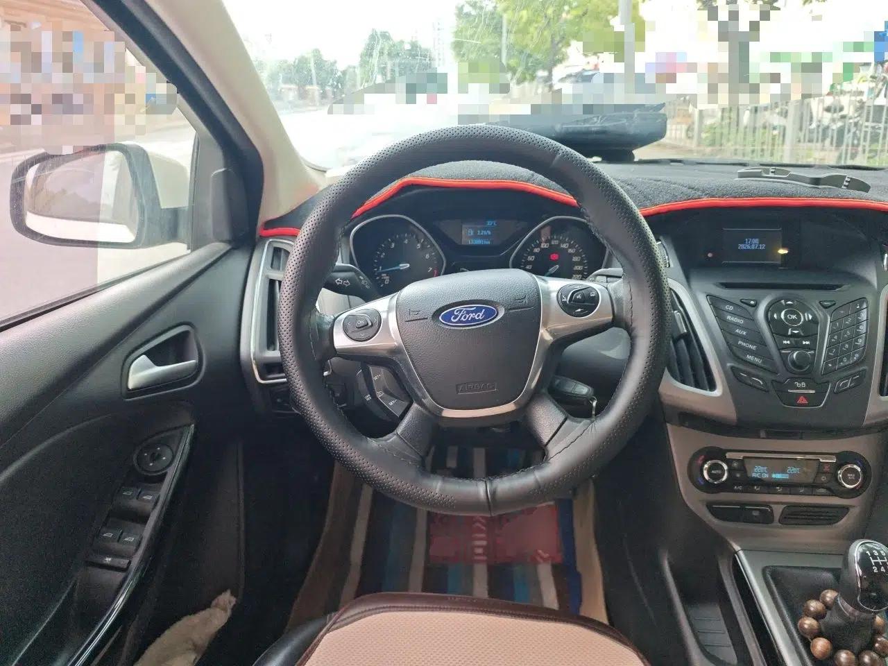 Ford Focus 2012 Hatchback 1.6L Manual Fashion Edition — миниатюра 10