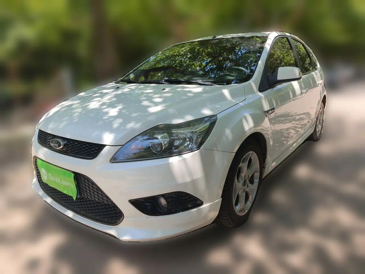 Ford Focus 2014 Hatchback Classic 1.8L Automatic Cool White Collector's Edition — миниатюра 1
