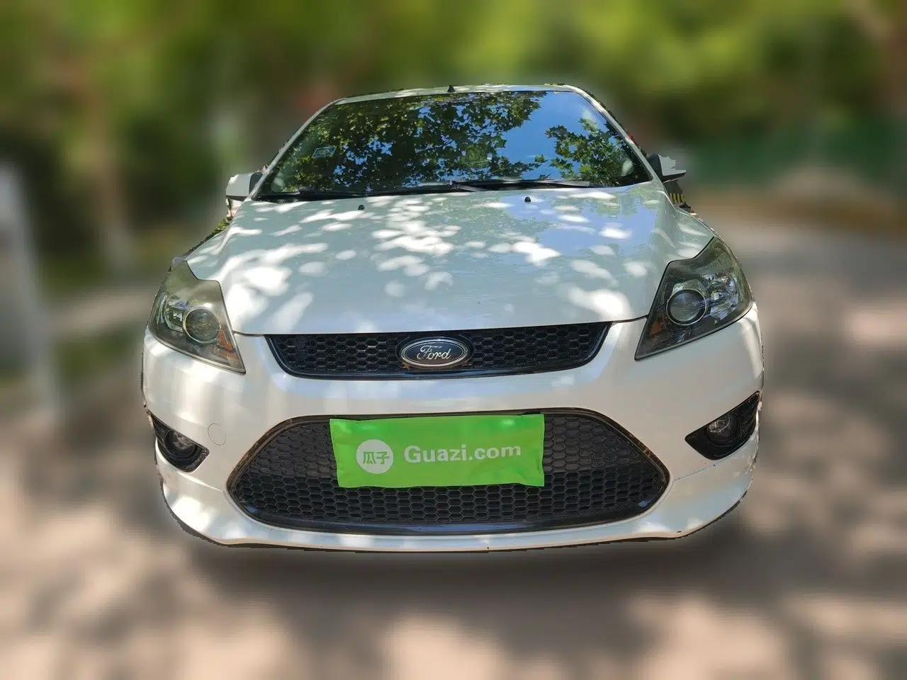 Ford Focus 2014 Hatchback Classic 1.8L Automatic Cool White Collector's Edition — миниатюра 2