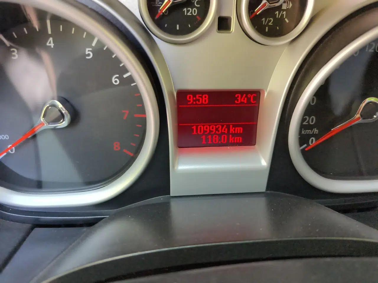 Ford Focus 2014 Hatchback Classic 1.8L Automatic Cool White Collector's Edition — миниатюра 12