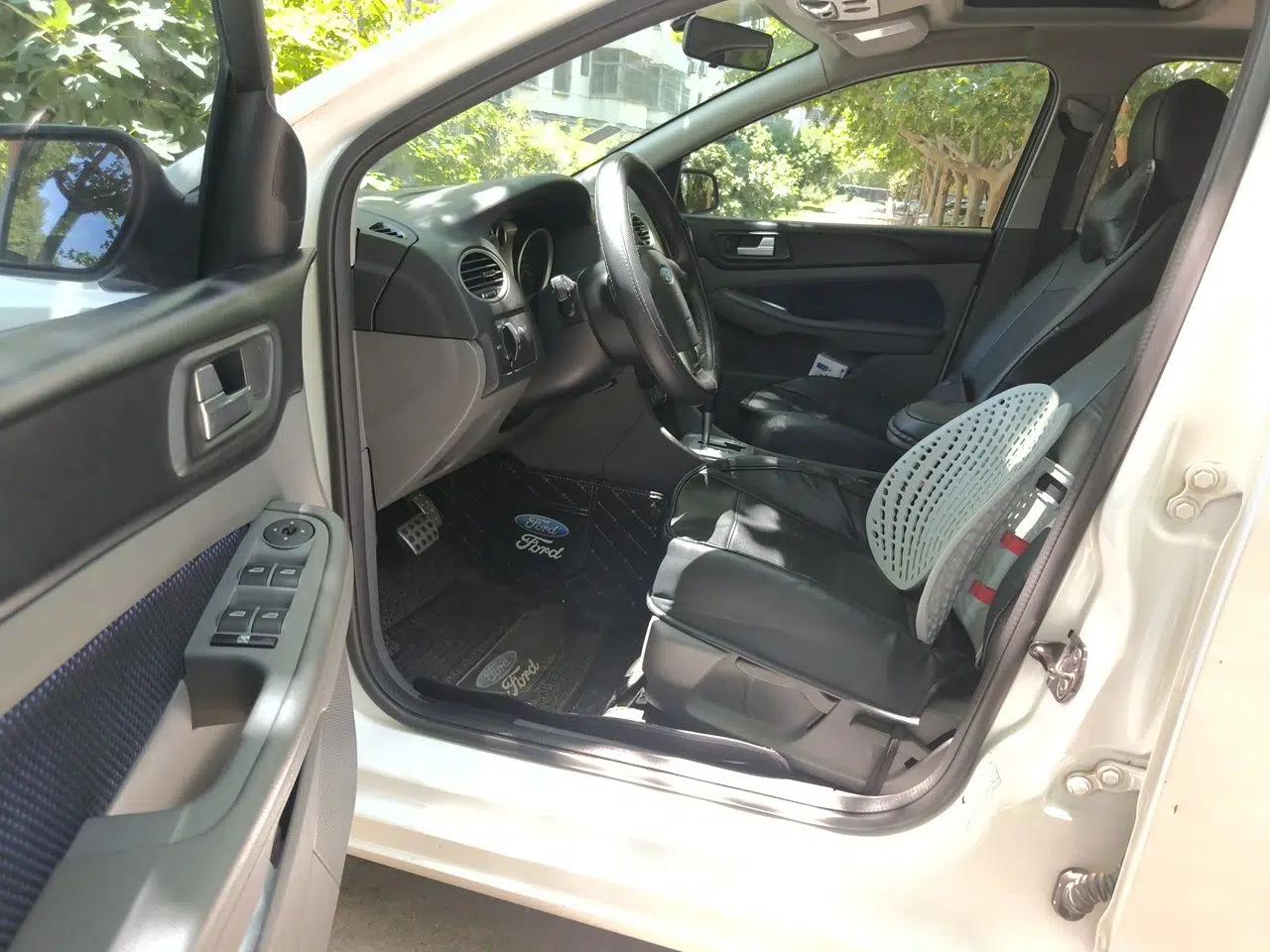 Ford Focus 2014 Hatchback Classic 1.8L Automatic Cool White Collector's Edition — миниатюра 16