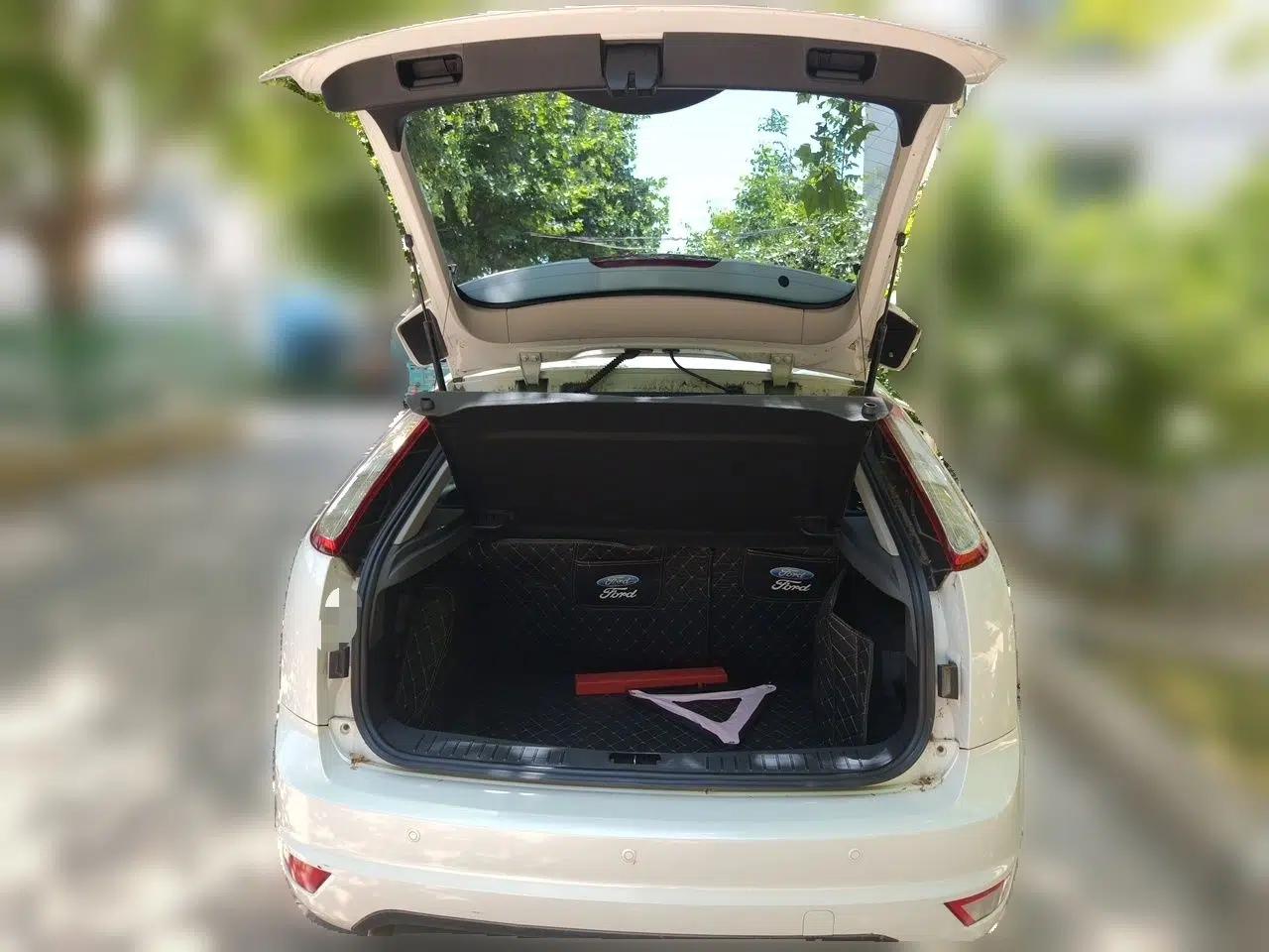 Ford Focus 2014 Hatchback Classic 1.8L Automatic Cool White Collector's Edition — миниатюра 19
