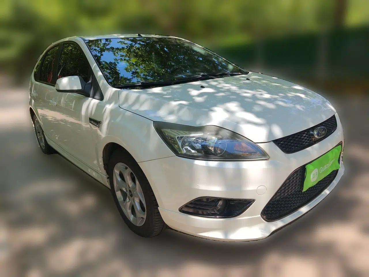 Ford Focus 2014 Hatchback Classic 1.8L Automatic Cool White Collector's Edition — миниатюра 3