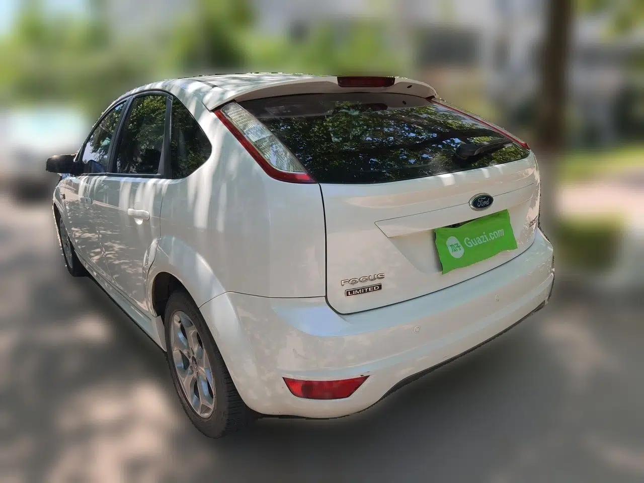 Ford Focus 2014 Hatchback Classic 1.8L Automatic Cool White Collector's Edition — миниатюра 4