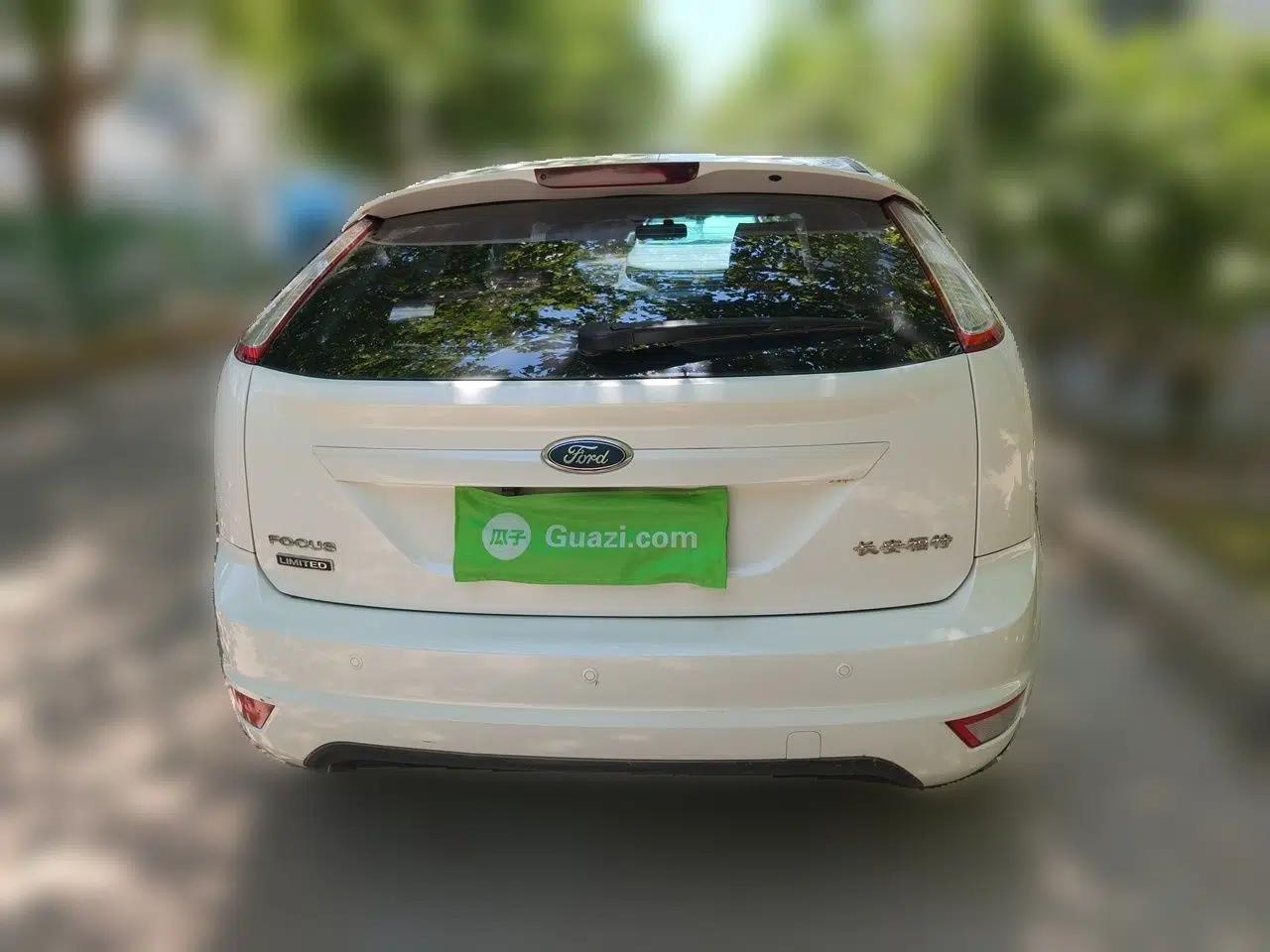 Ford Focus 2014 Hatchback Classic 1.8L Automatic Cool White Collector's Edition — миниатюра 5
