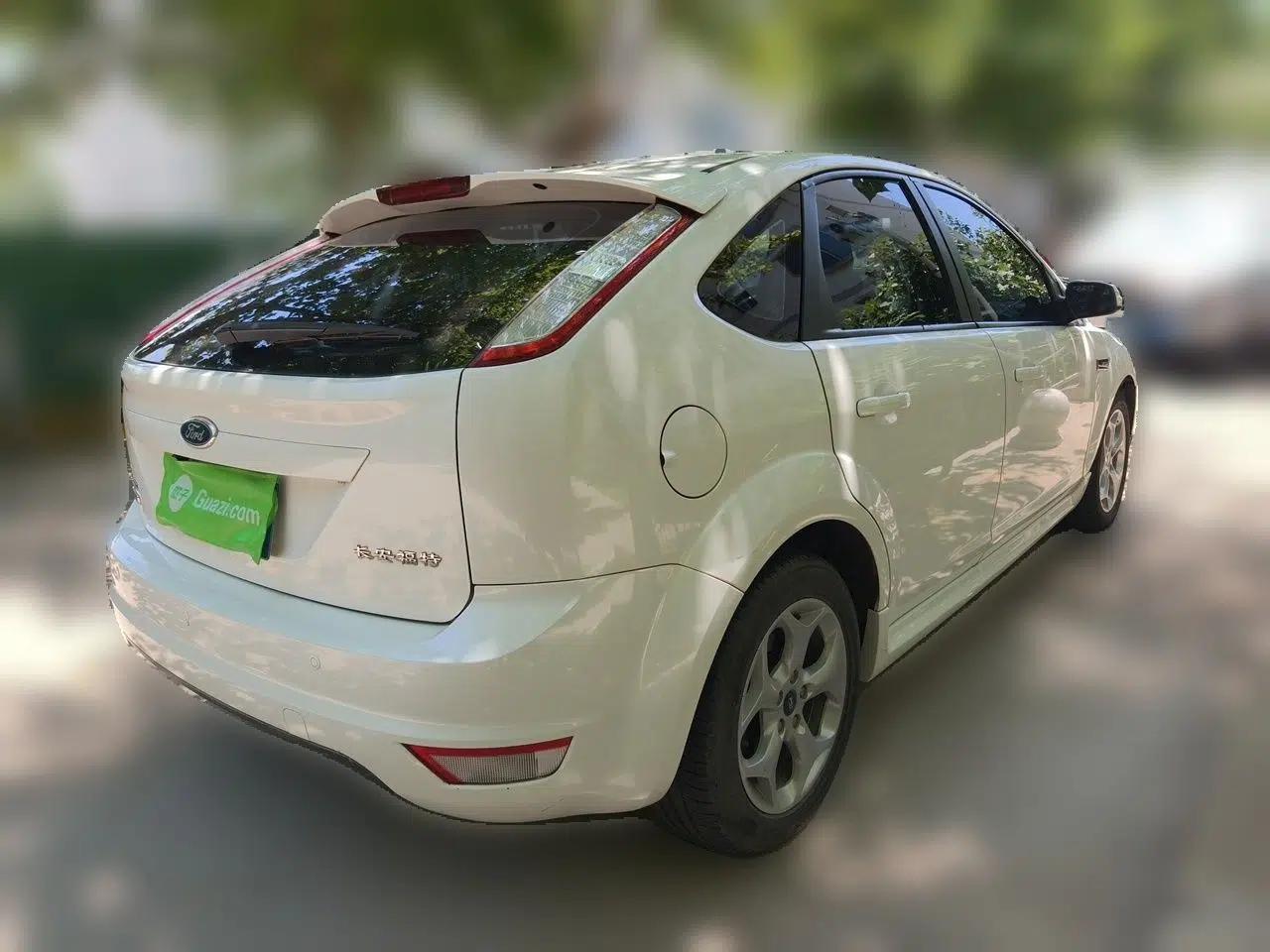 Ford Focus 2014 Hatchback Classic 1.8L Automatic Cool White Collector's Edition — миниатюра 6