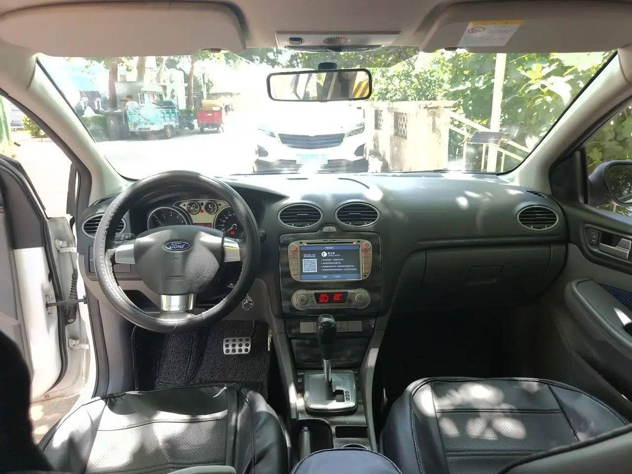 Ford Focus 2014 Hatchback Classic 1.8L Automatic Cool White Collector's Edition — миниатюра 9