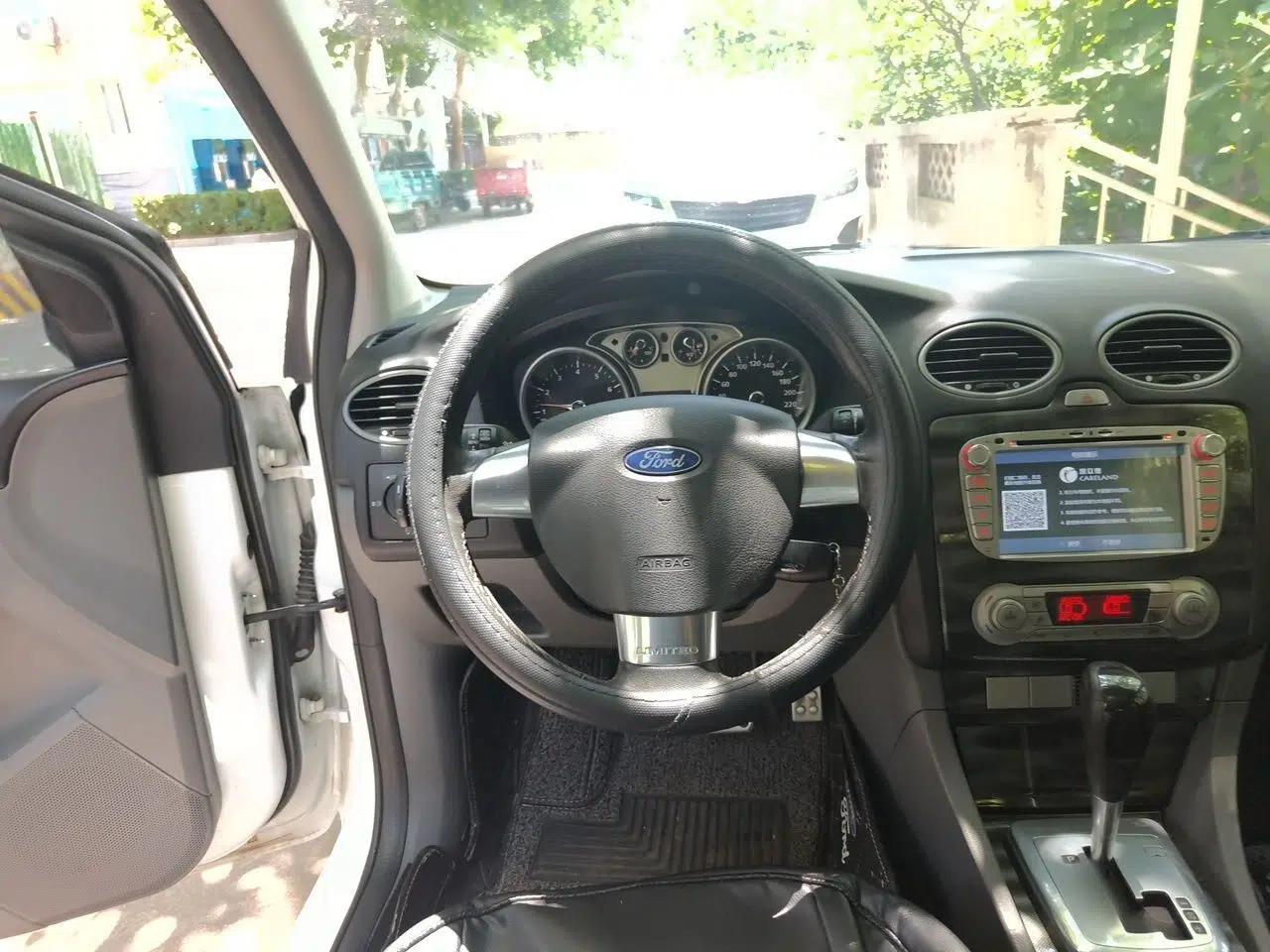 Ford Focus 2014 Hatchback Classic 1.8L Automatic Cool White Collector's Edition — миниатюра 10