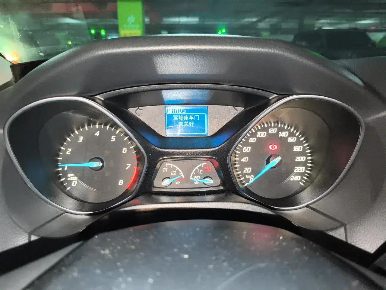 Ford Focus 2012 Hatchback 1.6L Automatic Fashion Edition — миниатюра 11