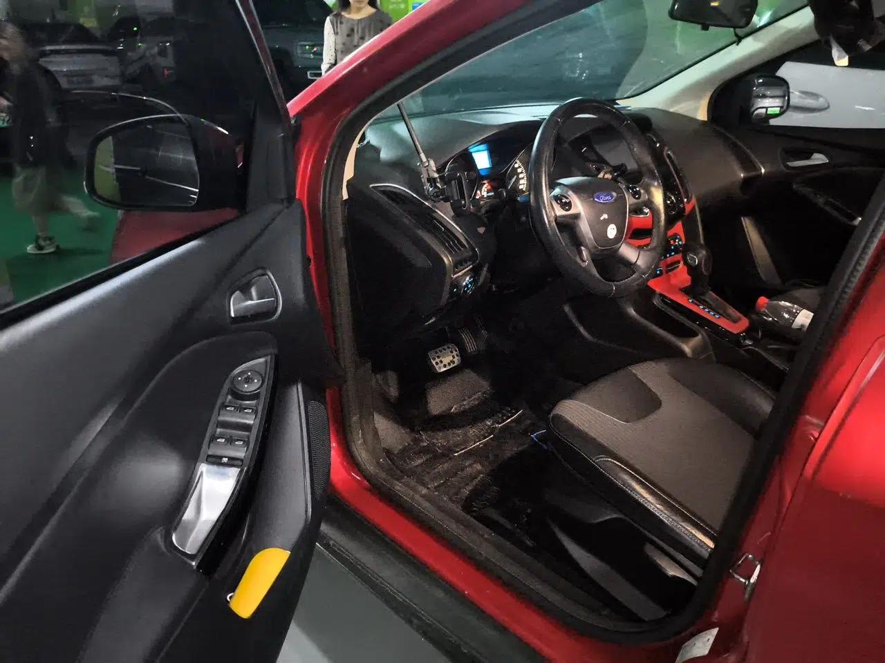 Ford Focus 2012 Hatchback 1.6L Automatic Fashion Edition — миниатюра 16