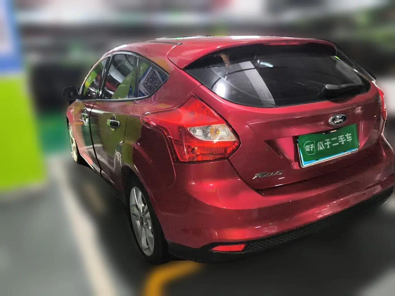 Ford Focus 2012 Hatchback 1.6L Automatic Fashion Edition — миниатюра 4