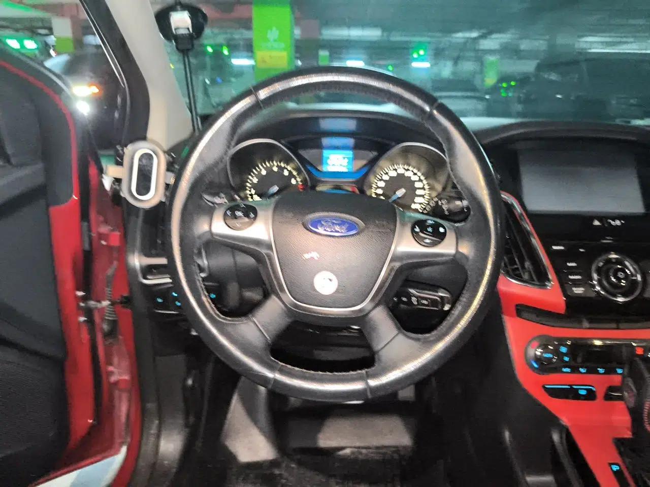 Ford Focus 2012 Hatchback 1.6L Automatic Fashion Edition — миниатюра 10