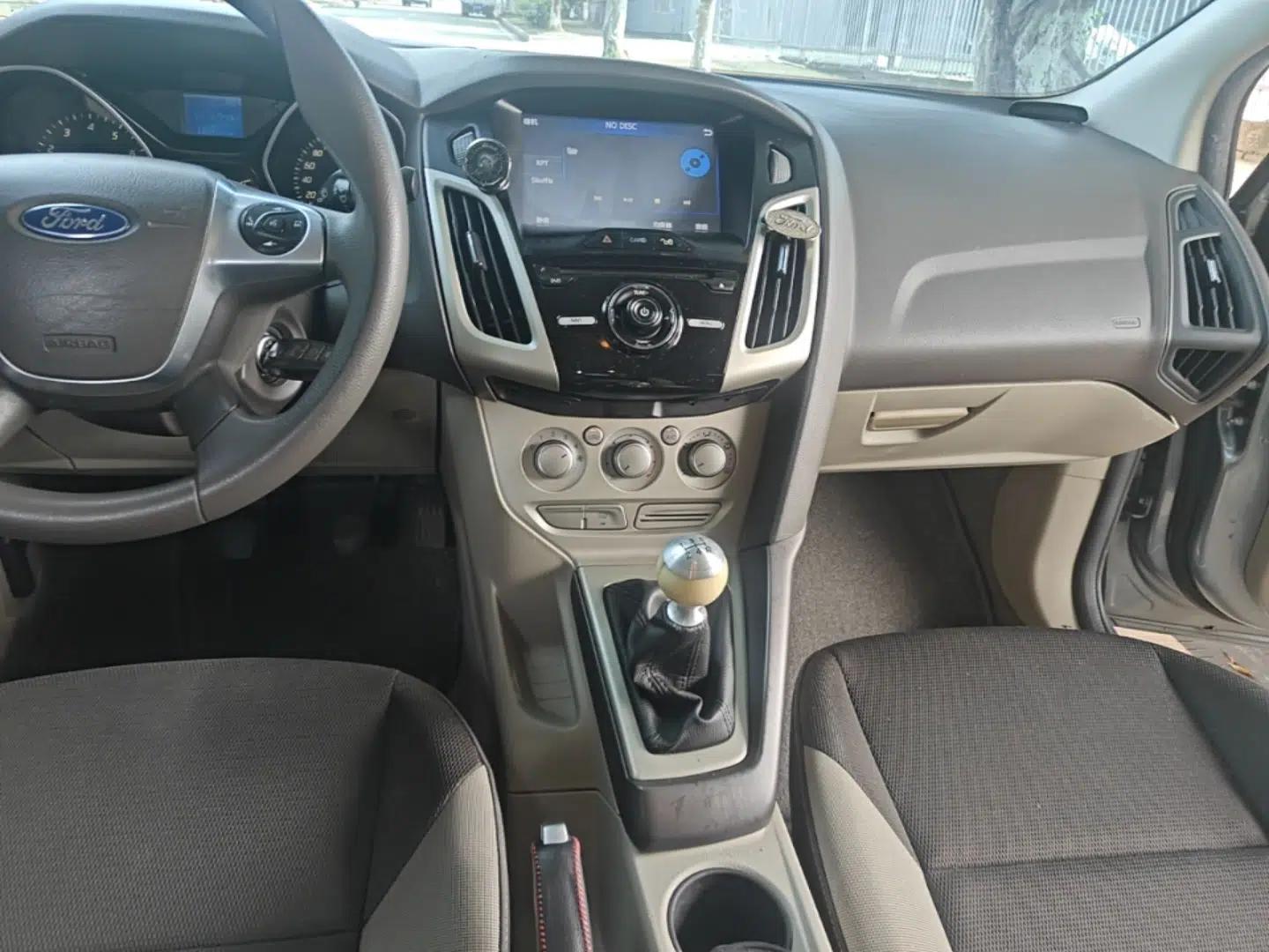 Ford Focus 2012 Sedan 1.6L Manual Comfort Model — миниатюра 12
