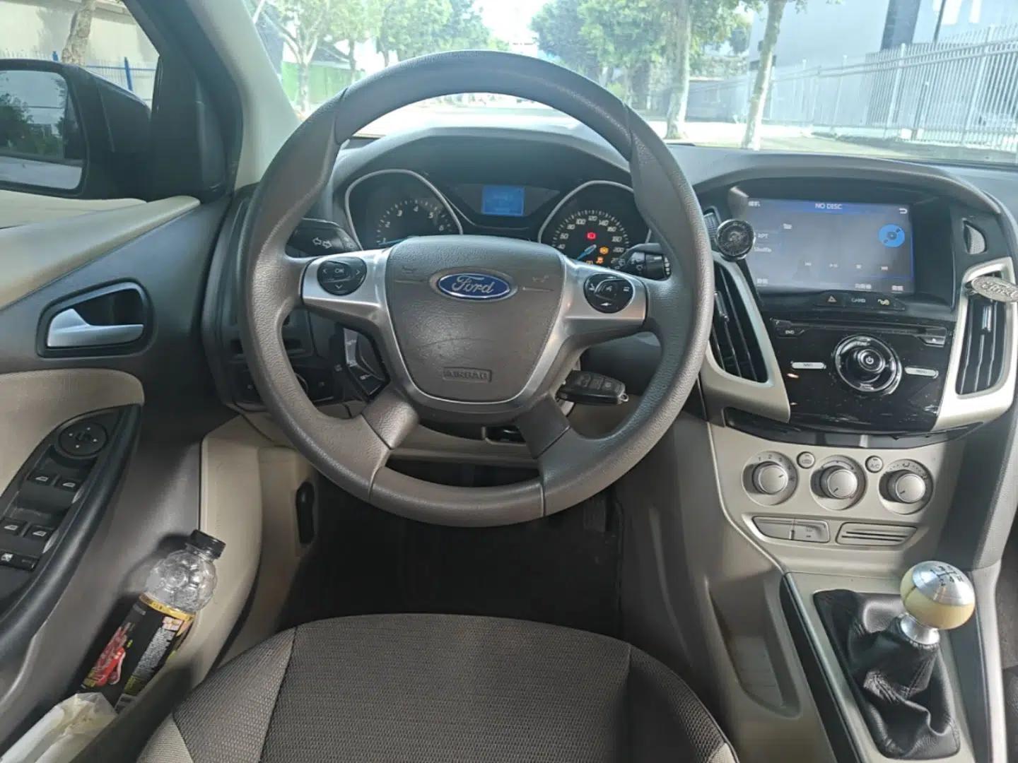 Ford Focus 2012 Sedan 1.6L Manual Comfort Model — миниатюра 13