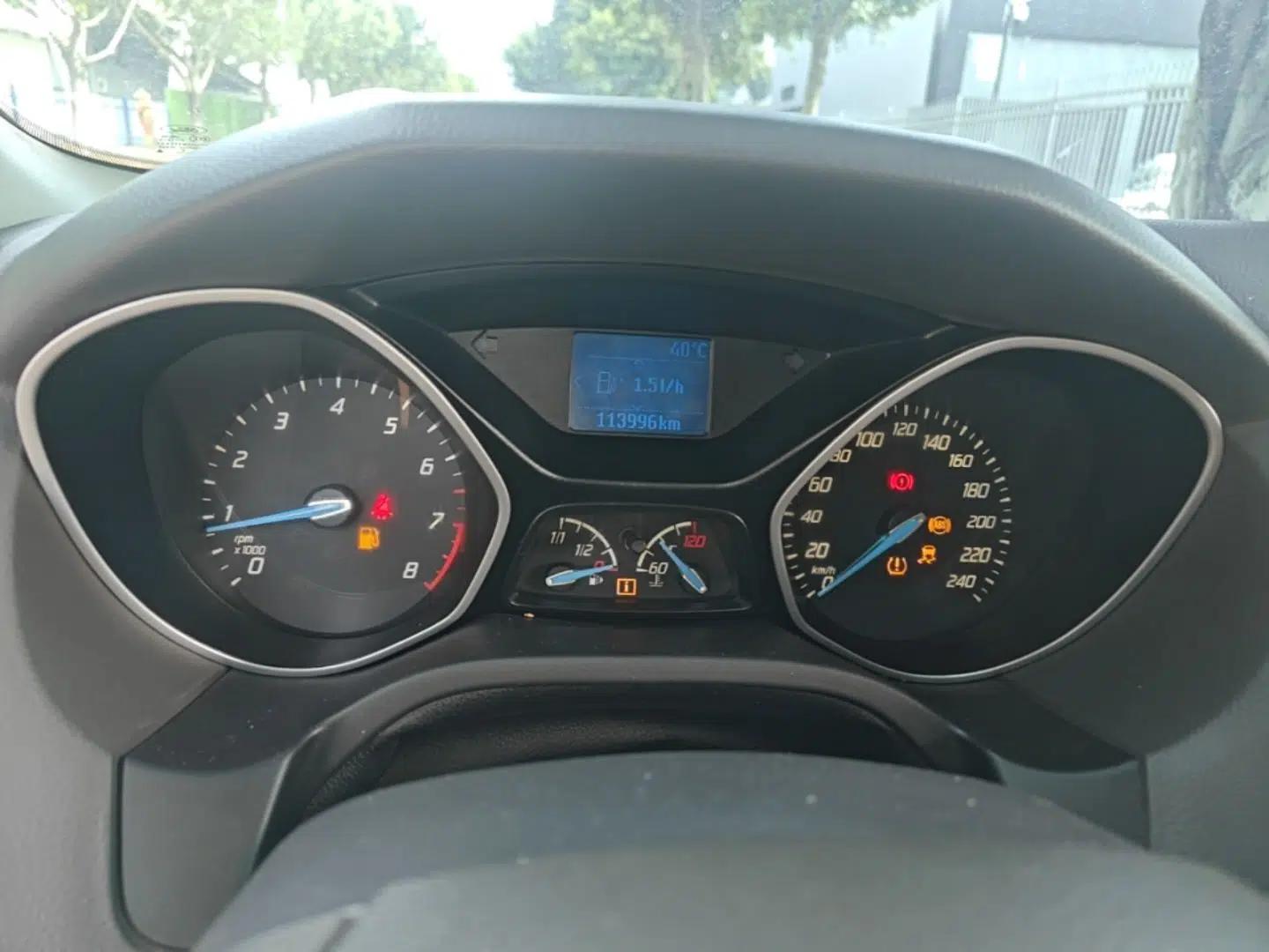 Ford Focus 2012 Sedan 1.6L Manual Comfort Model — миниатюра 14
