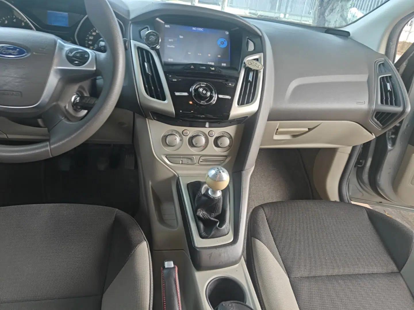 Ford Focus 2012 Sedan 1.6L Manual Comfort Model — миниатюра 15