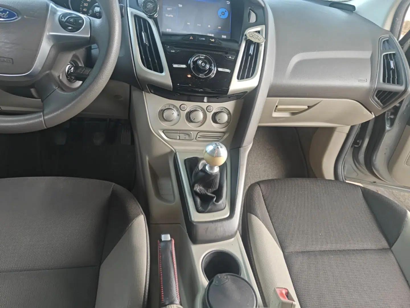 Ford Focus 2012 Sedan 1.6L Manual Comfort Model — миниатюра 16