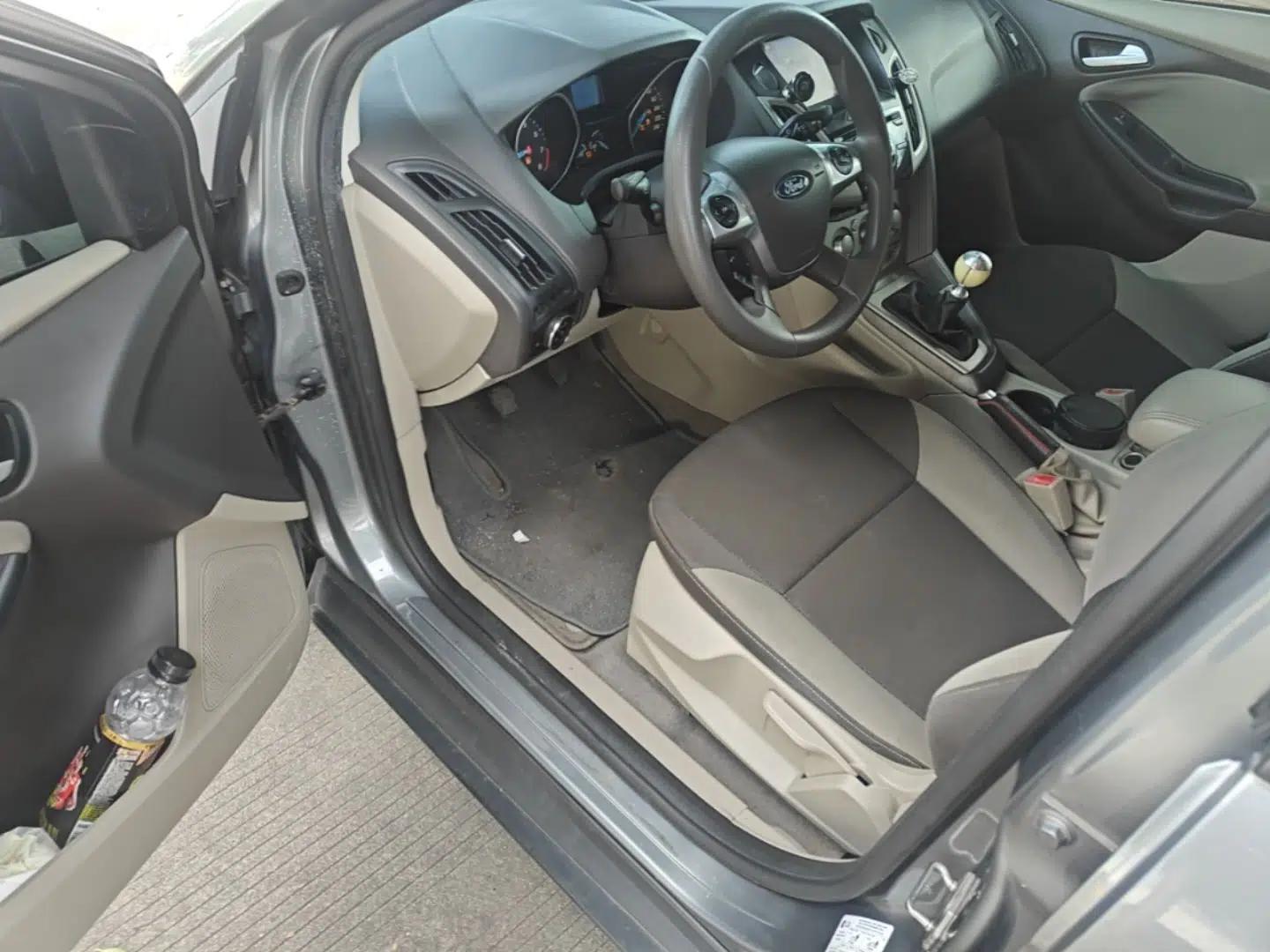 Ford Focus 2012 Sedan 1.6L Manual Comfort Model — миниатюра 18