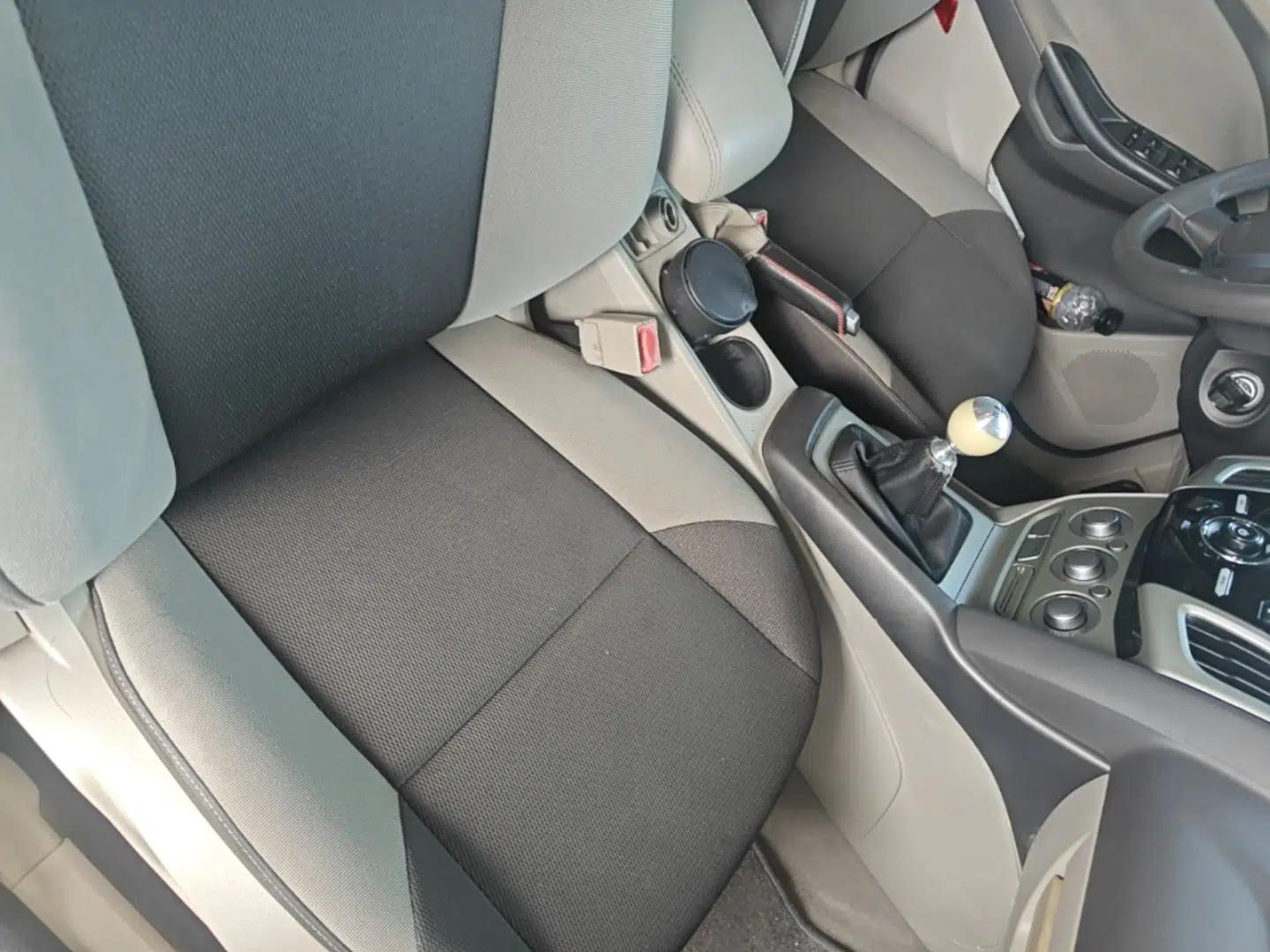 Ford Focus 2012 Sedan 1.6L Manual Comfort Model — миниатюра 19
