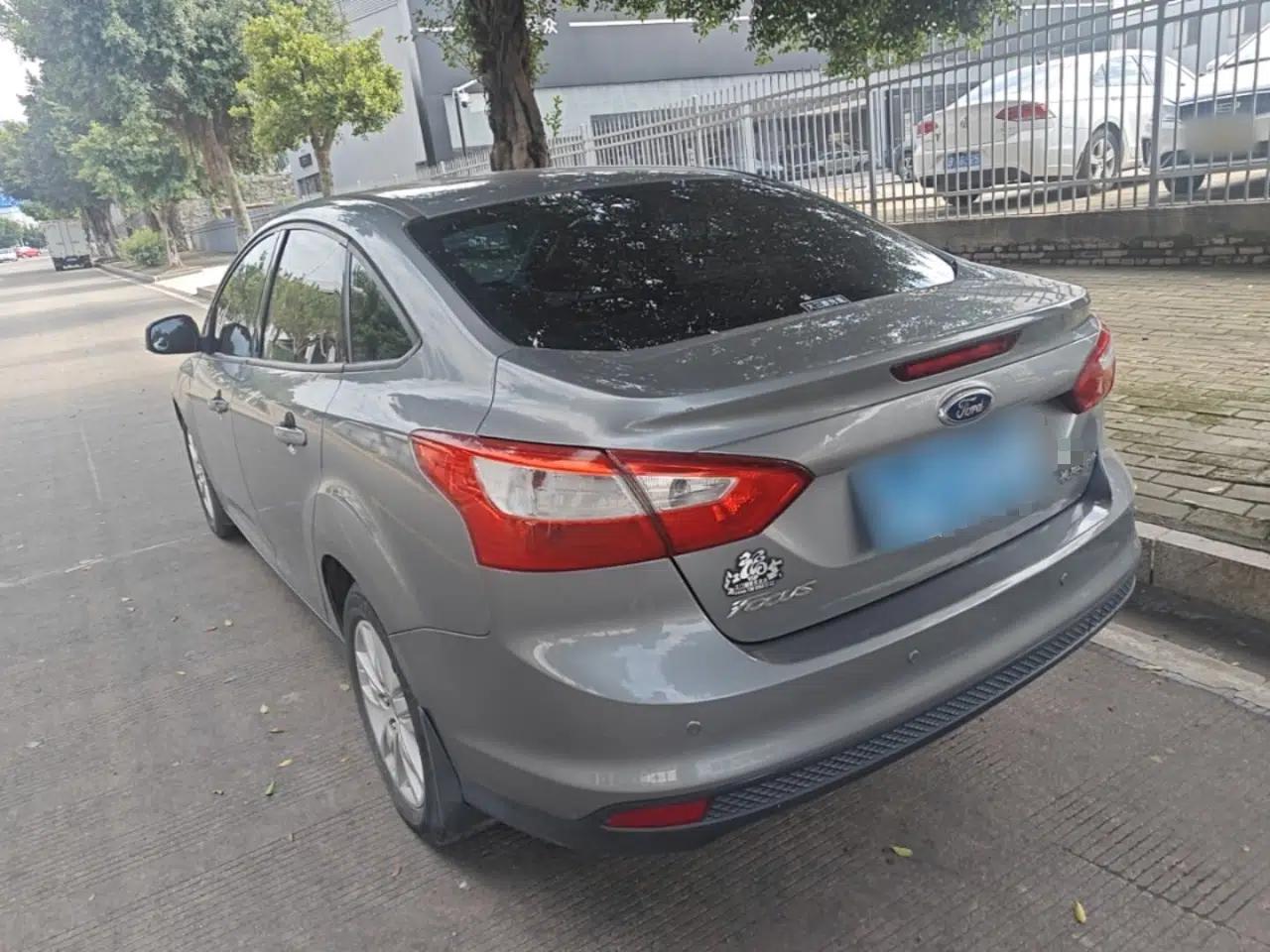 Ford Focus 2012 Sedan 1.6L Manual Comfort Model — миниатюра 4